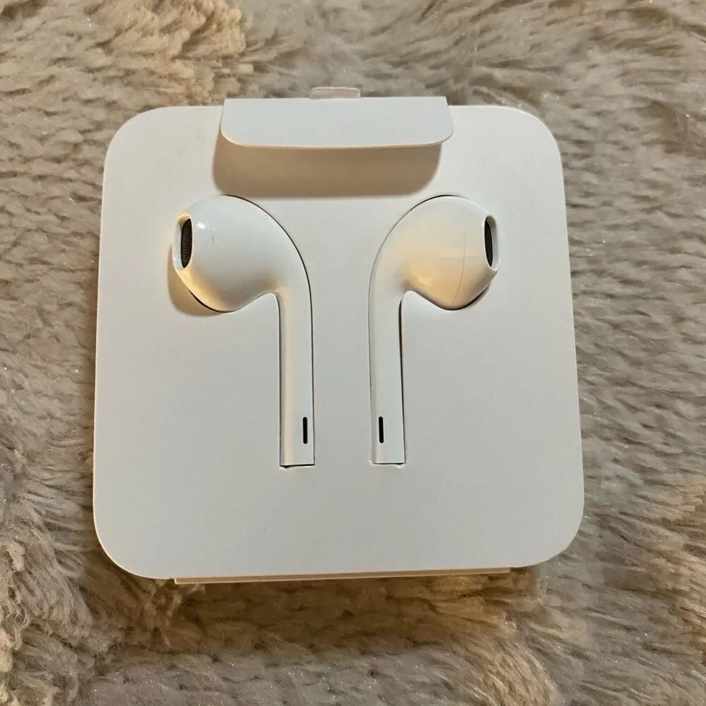 Apple wired earbuds NEW
